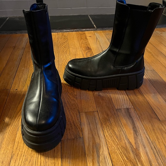 ASOS mid-calf chunky boot size 9. Like new condition. - Picture 2 of 3